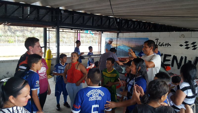 Dylan El Salvador fans and Porsche resize